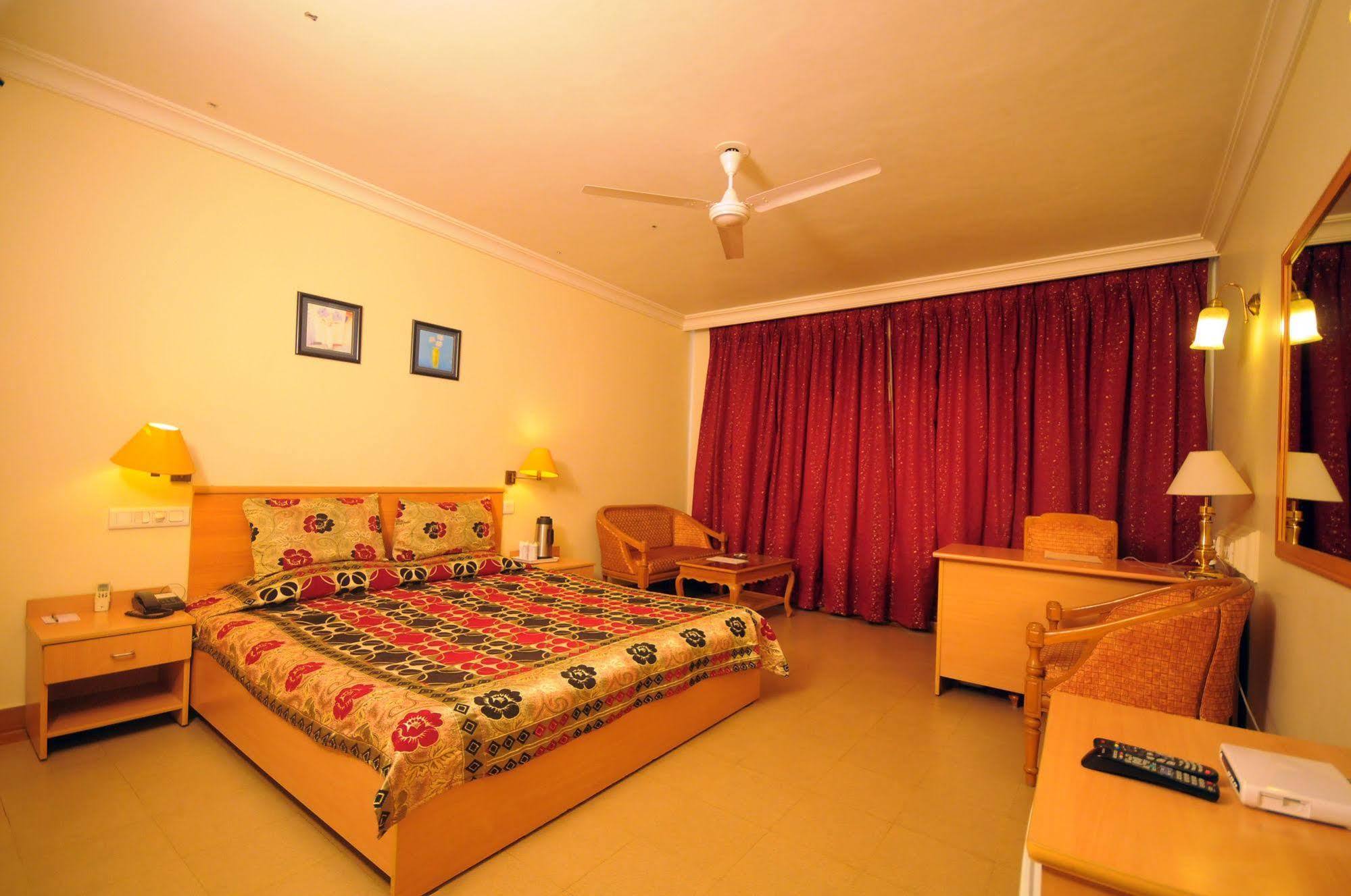 Hotel The Grand Regency Rajkot Exterior foto